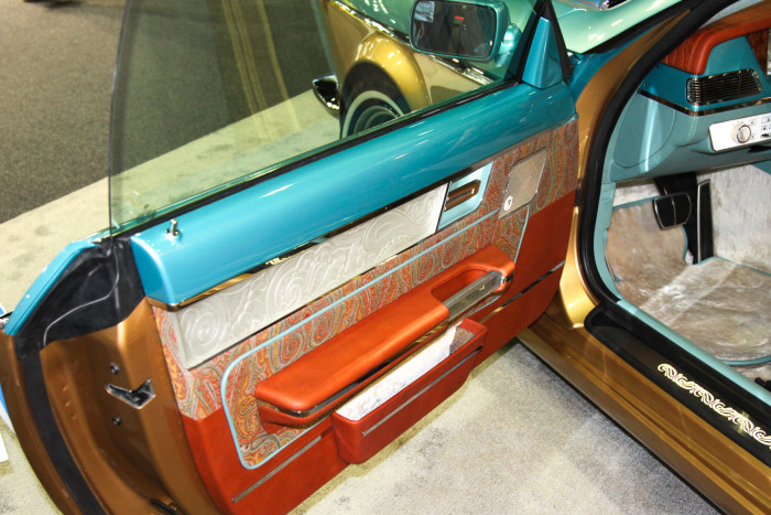 Российский автомобиль купе Vintage в автосалоне в Дубае (13 фото)