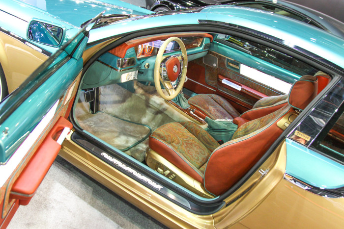 Российский автомобиль купе Vintage в автосалоне в Дубае (13 фото)