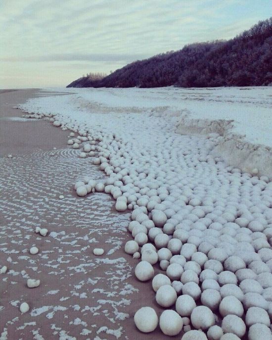 Ледяные шары на берегу Оби (5 фото)