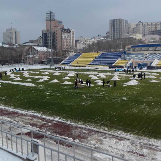 Во Владивостоке фанаты помогли расчистить от снега футбольное поле (3 фото)