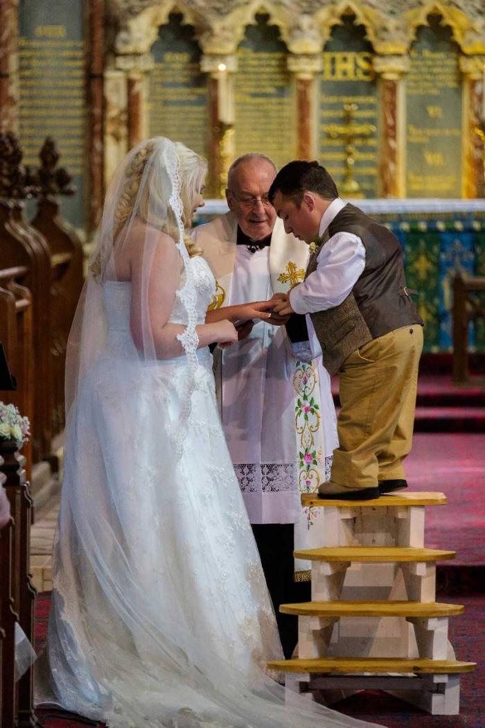 Этот жених взял стремянку в церковь, чтобы поцеловать невесту (5 фото)
