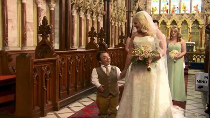 Этот жених взял стремянку в церковь, чтобы поцеловать невесту (5 фото)