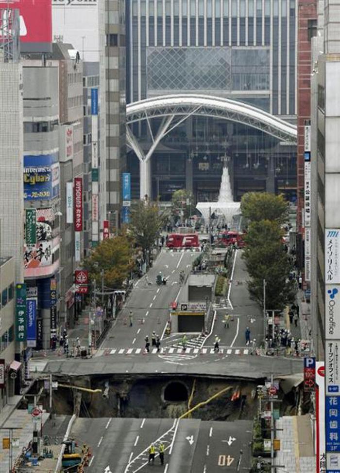 В Японии под землю провалился 30-метровый участок дороги (5 фото)