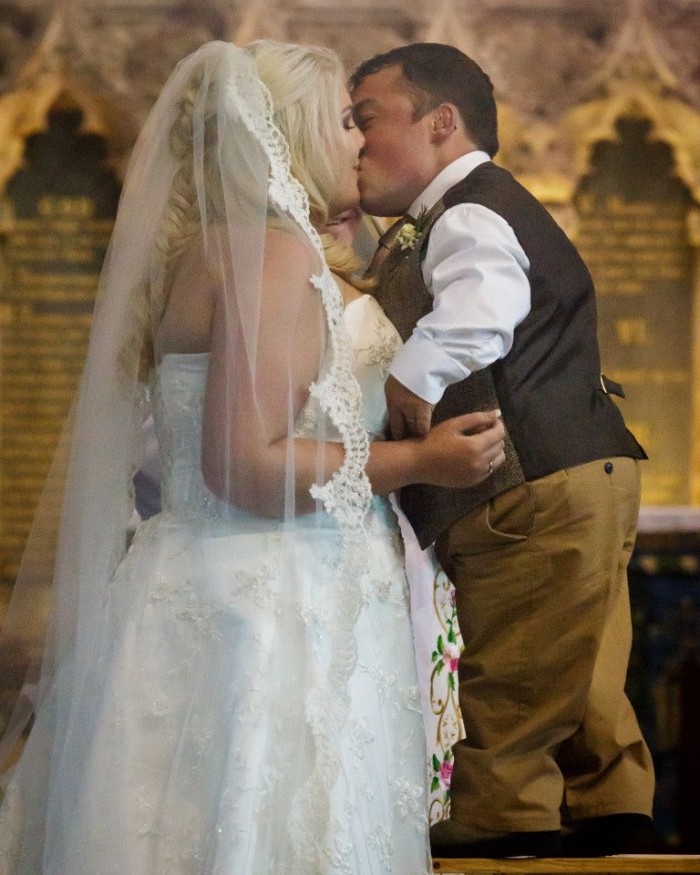 Жених-карлик вынужден был принести на свадьбу стремянку (7 фото)