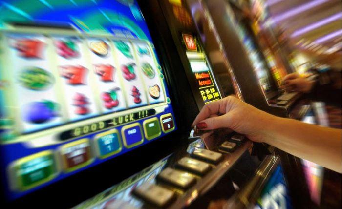 Почему люди играют в азартные игры (4 фото)