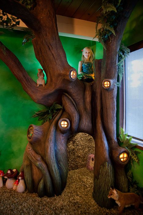 В детской комнате руками отца выросло настоящее дерево с дуплом внутри (12 фото)