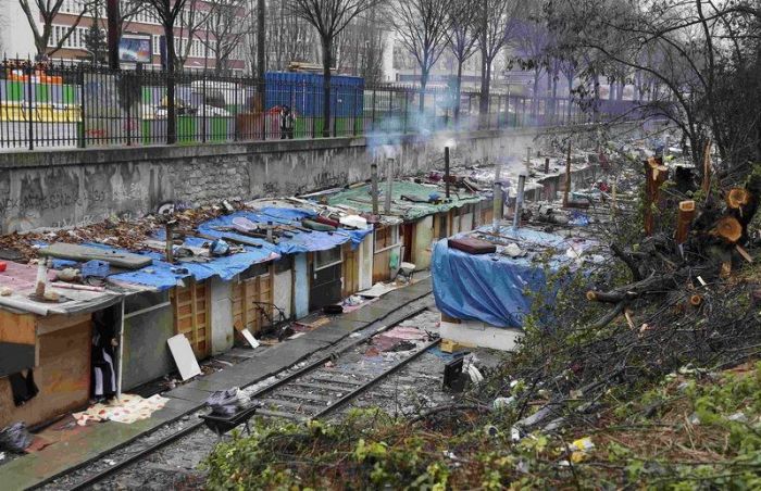 Цыгане создали новый квартал на окраине Парижа (16 фото)