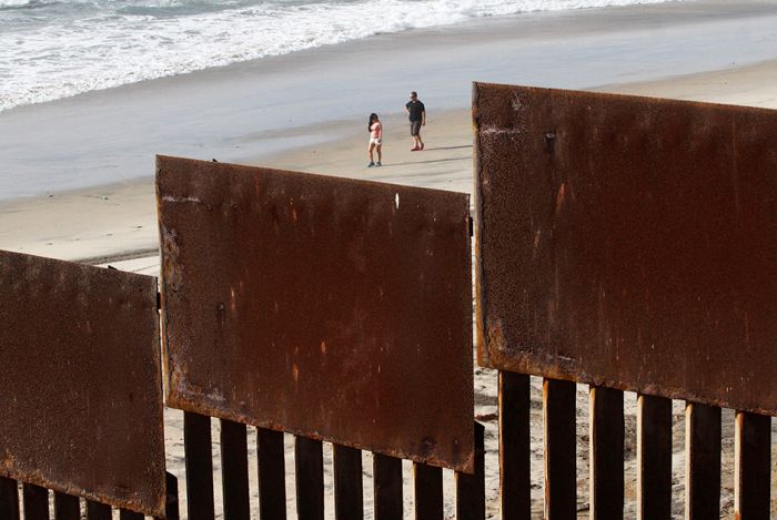 Граница между США и Мексикой в наше время (14 фото)