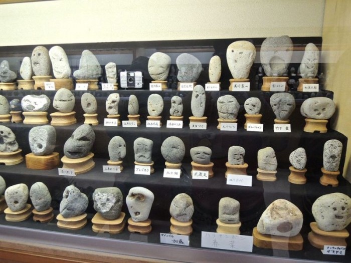 Японский музей камней с человеческим лицом (10 фото)