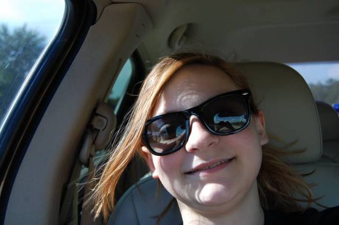 Девушка сфотографировала призрака на заднем сидении своего авто (3 фото)