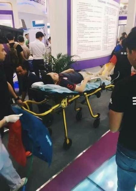 В Китае детский робот травмировал человека (2 фото)