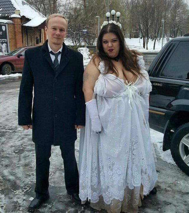 Смелый жених и невеста массового поражения в платье из занавески (2 фото)