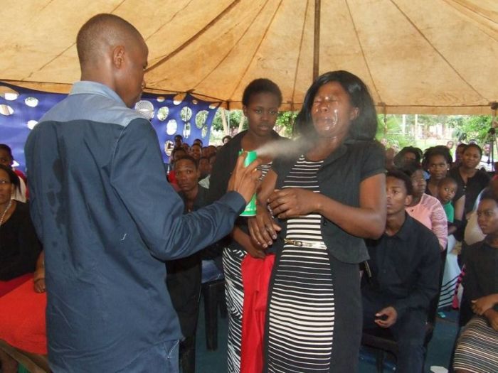 В ЮАР пастор «лечил» прихожан средством от насекомых (9 фото)
