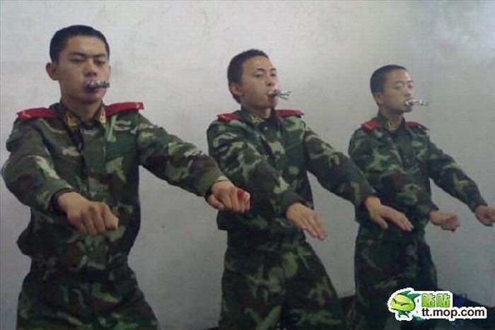 Китайских солдат отучают от курения (4 фото)