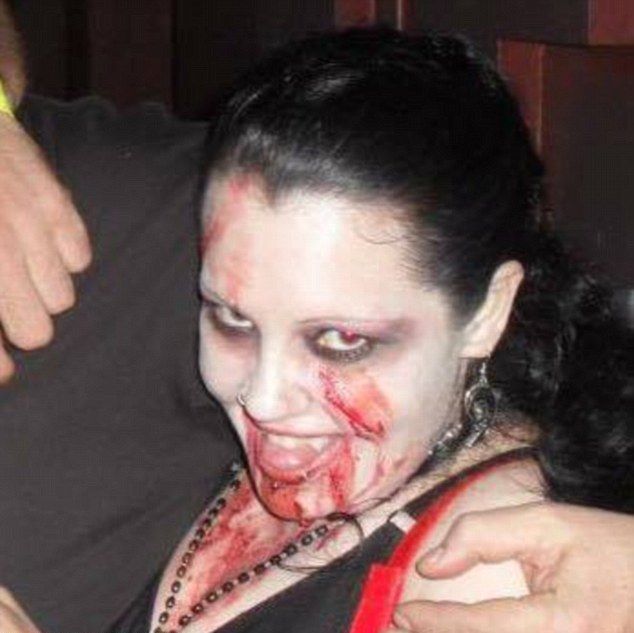 Женщина-вампир вынуждена пить кровь и избегать солнечного света (10 фото)