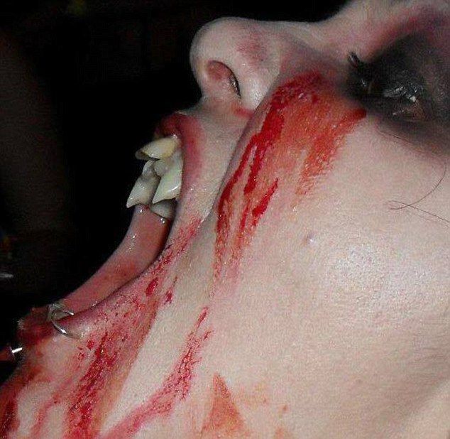 Женщина-вампир вынуждена пить кровь и избегать солнечного света (10 фото)