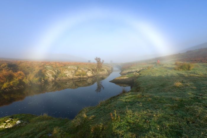 Бесцветная туманная радуга в Шотландии (6 фото)