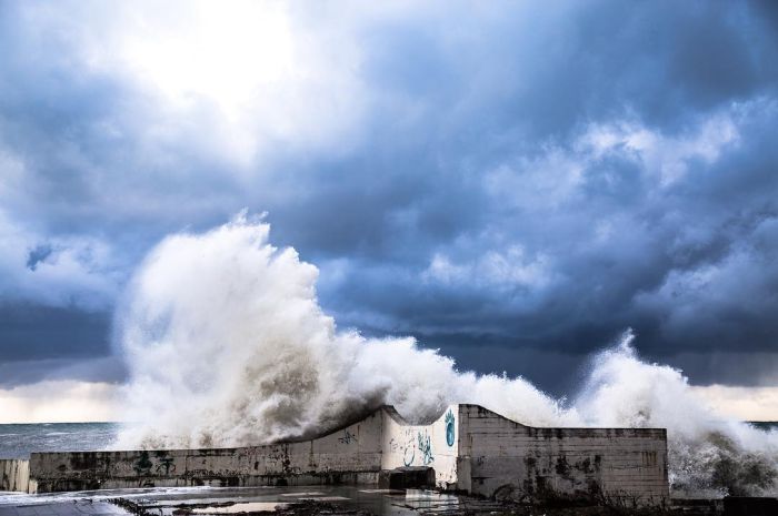 Мощный шторм обрушился на Сочи (18 фото) 