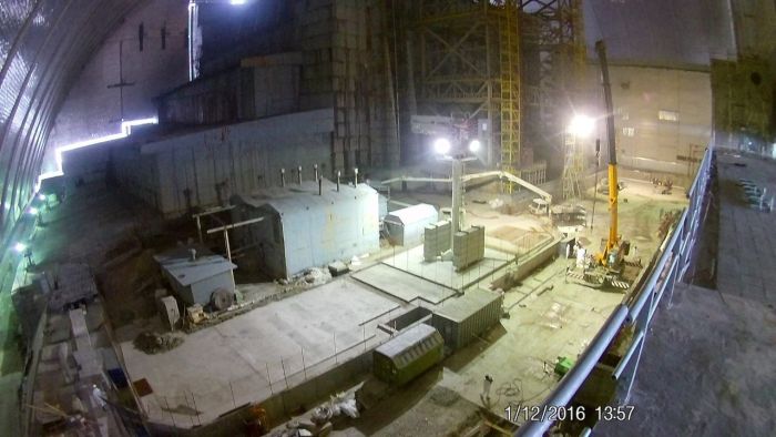 Под новым саркофагом Чернобыльской АЭС (9 фото)