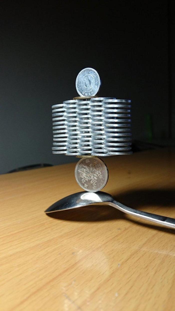 Японец бросает вызов гравитации, выстраивая просто невероятные конструкции из монет (12 фото)