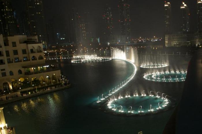 Музыкальный фонтан в Дубае (14 фото)