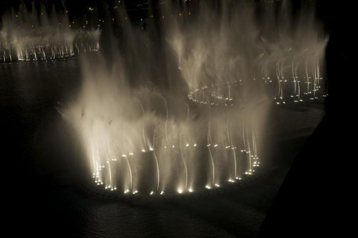 Музыкальный фонтан в Дубае (14 фото)