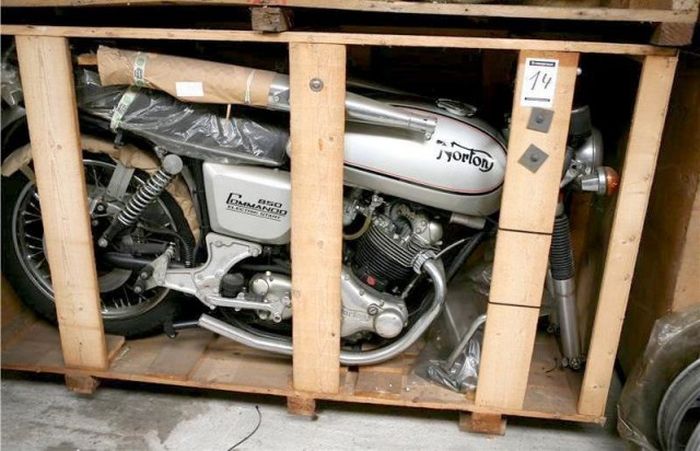 В Бельгии обнаружили склад мотоциклов 70-х годов (16 фото)