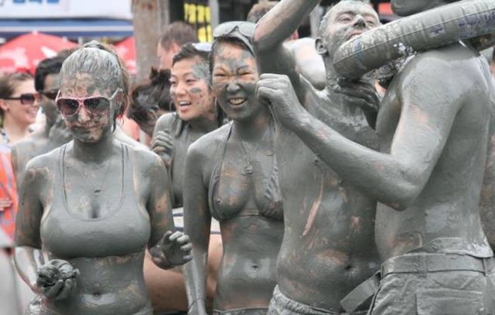 Участницы корейского грязевого фестиваля Boryeong Mud (20 фото)