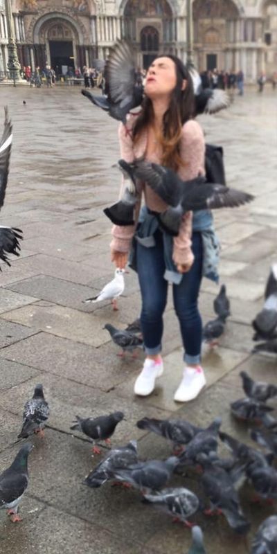 Девушка решила сделать классное фото с голубями  (2 фото)