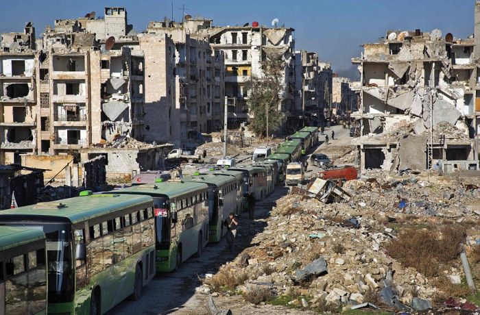  Из Алеппо потянулись колонны беженцев (11 фото)