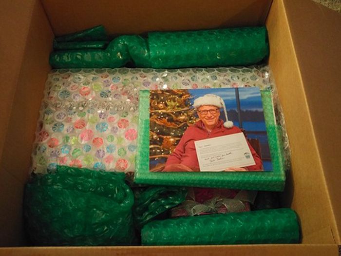 Билл Гейтс осыпал незнакомую девушку рождественскими подарками (13 фото)