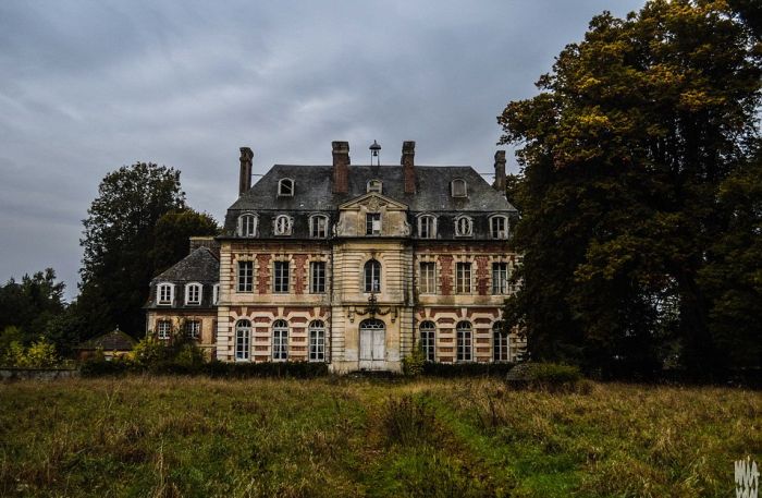 Заброшенный старый замок на севере Франции (10 фото)