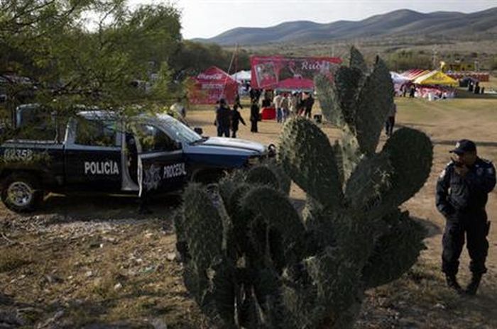 В Мексике тысячи людей пришли на 15-летие девушки (7 фото)