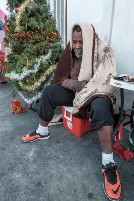 Рождество в трущобах Лос-Анджелеса (19 фото)