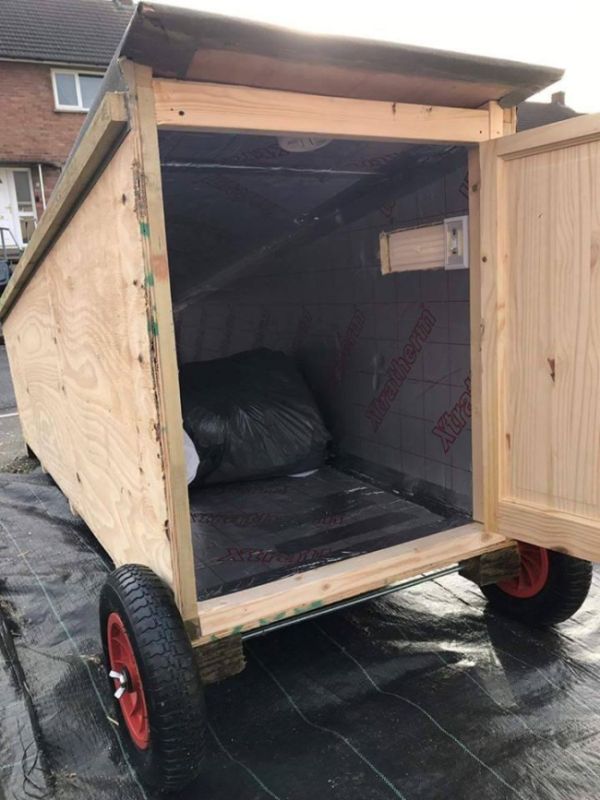 В честь Рождества британец построил фургон для бездомных (3 фото)