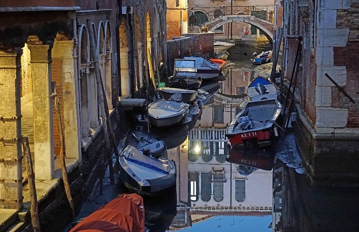 Аномалия в Венеции: знаменитые каналы остались без воды (7 фото)