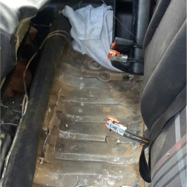 Нелегала пытались провезти в Испанию упакованным в чемодан (4 фото)