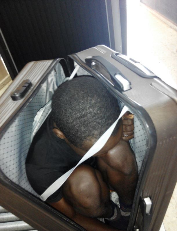 Нелегала пытались провезти в Испанию упакованным в чемодан (4 фото)