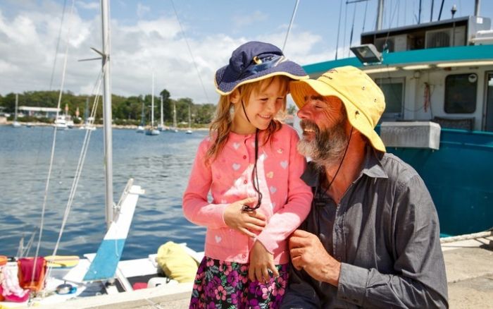 Новозеландец с дочерью 27 дней дрейфовали в море (2 фото)