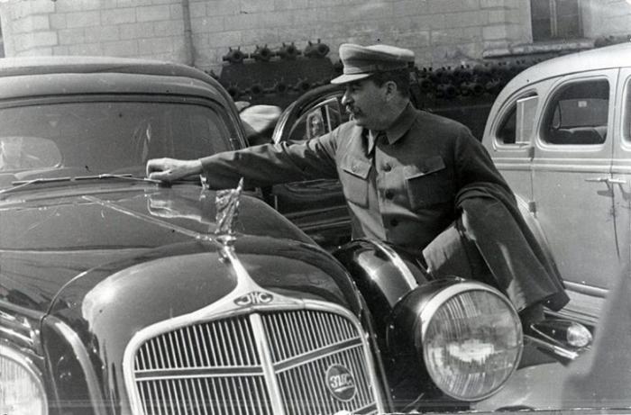 Личный бронеавтомобиль Сталина: жизнь после смерти (10 фото)