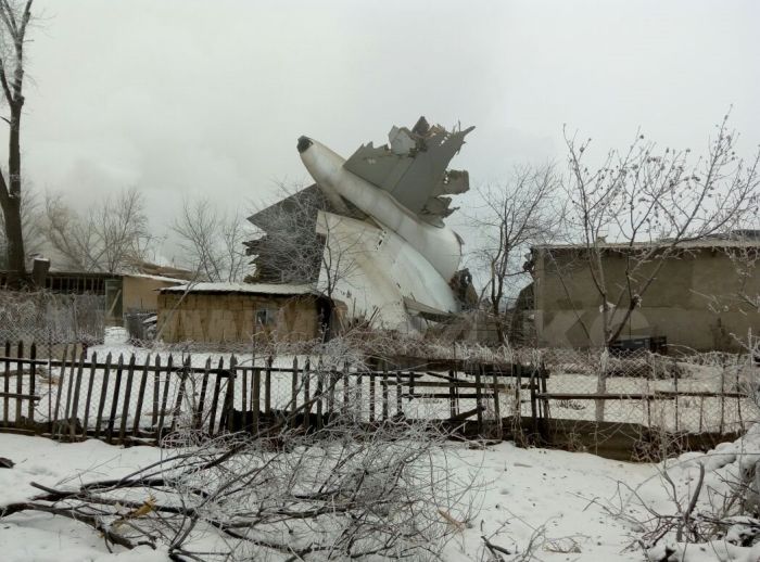 Грузовой самолет упал на жилой поселок (7 фото)