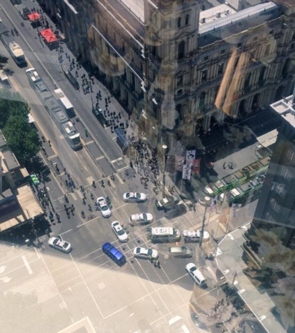 В Мельбурне водитель легкового автомобиля намеренно въехал в толпу людей (5 фото)