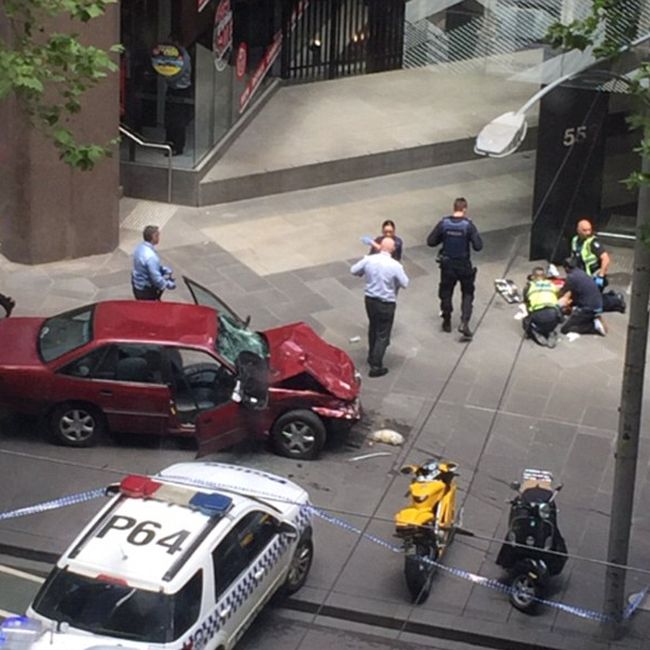 В Мельбурне водитель легкового автомобиля намеренно въехал в толпу людей (5 фото)