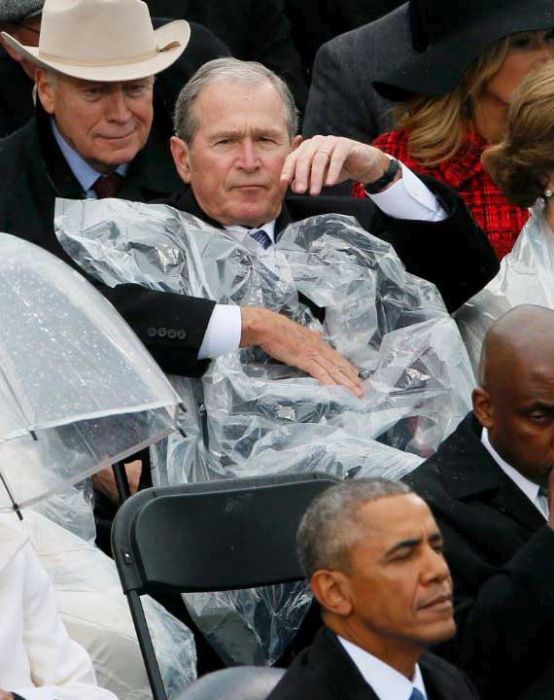 Битва Джорджа Буша-младшего с дождевиком на инаугурации Трампа (4 фото)