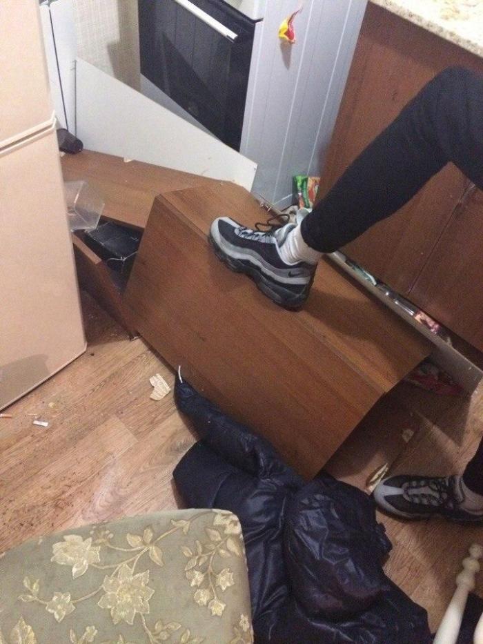 Подростки разгромили квартиру, снятую на новогоднюю ночь (5 фото)
