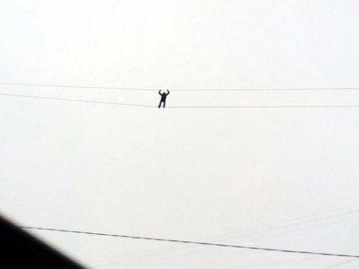 Житель Курска погиб, пытаясь пройти по протянутым между домами проводам (5 фото)