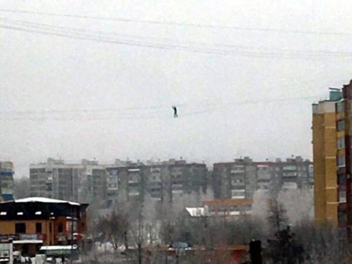 Житель Курска погиб, пытаясь пройти по протянутым между домами проводам (5 фото)