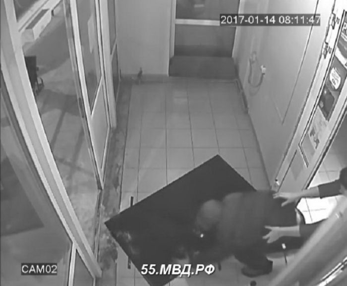 В Омске вооруженный веткой мужчина попытался ограбить магазин (4 фото)