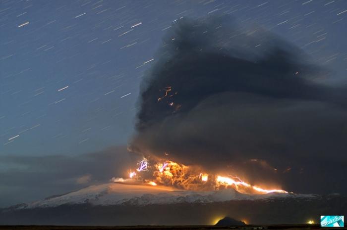 Вулканические молнии (12 фото)