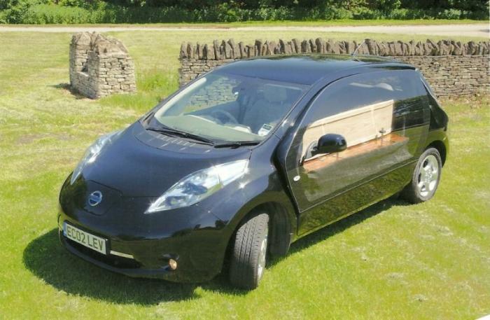 Nissan Leaf превратили в экологически чистый катафалк (7 фото)